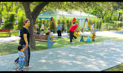 Hüquqşünas parkda qızların danışığını eşidib etiraz etdi: “Bu nə danışıq tərzidir?”