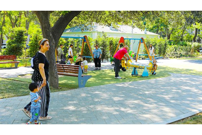 Hüquqşünas parkda qızların danışığını eşidib etiraz etdi: “Bu nə danışıq tərzidir?”