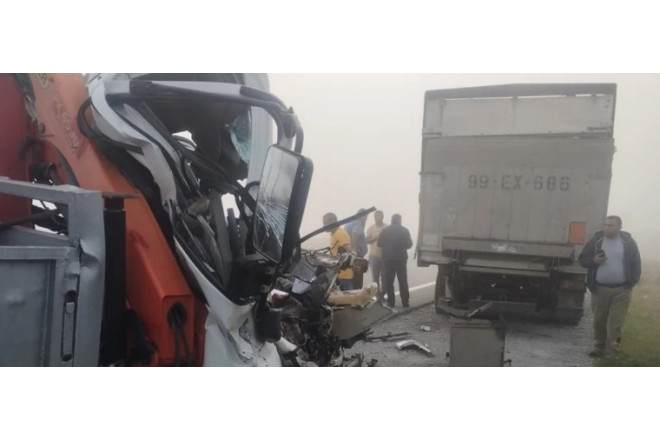 Kürdəmirdə yük maşını “Mercedes”ə çırpıldı - Ölən var - Video 