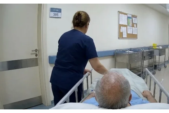 Bərdədə sanitar qadın huşsuz xəstəni 40 dəqiqə döyüb