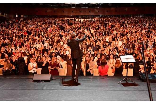Ferhat Göçer Eyyub Hüseynzadənin təşkil etdiyi konsertdə “Ey, Əziz Anam, Azərbaycan”ı oxudu – VIDEO