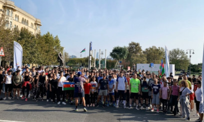 800 nəfər Dağüstü parkın pilləkənləri ilə üzü yuxarı yürüş etdi 