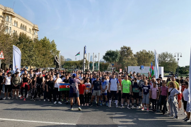 800 nəfər Dağüstü parkın pilləkənləri ilə üzü yuxarı yürüş etdi 