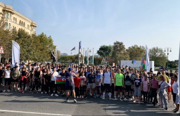 800 nəfər Dağüstü parkın pilləkənləri ilə üzü yuxarı yürüş etdi 