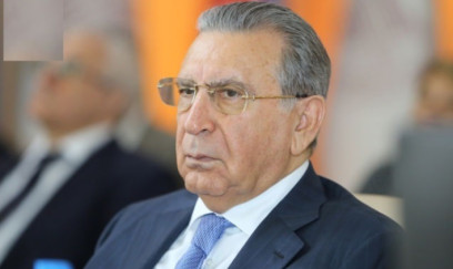 Mehdiyev divanda uzanmış halda məhkəməyə qoşulub