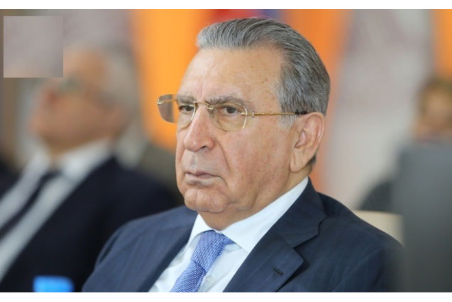 Mehdiyev divanda uzanmış halda məhkəməyə qoşulub