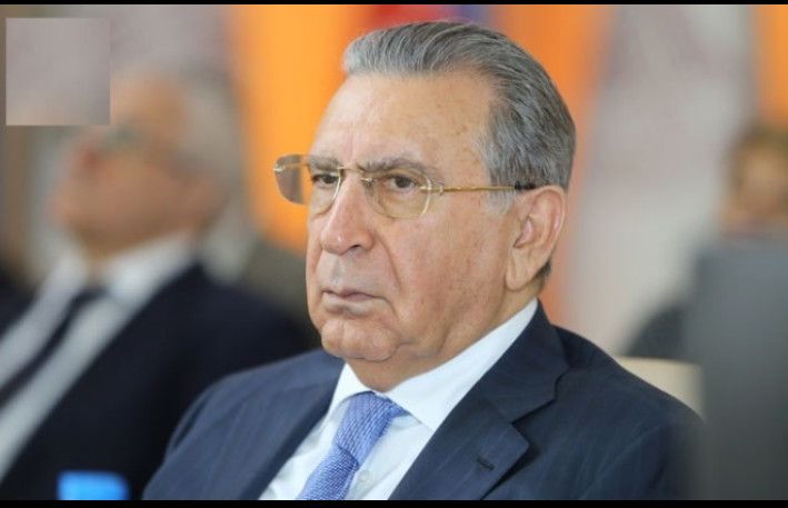 Mehdiyev divanda uzanmış halda məhkəməyə qoşulub