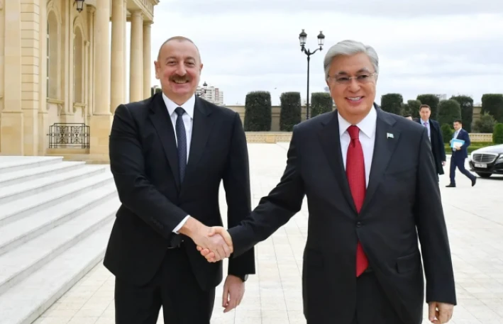 İlham Əliyevdən Tokayevə: “Qazaxıstanın uğurlarına sevinirik”
