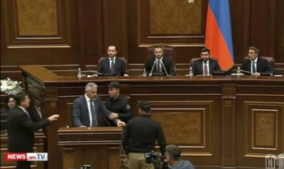 Ermənistan parlamentinin iclasında İNSİDENT - VİDEO