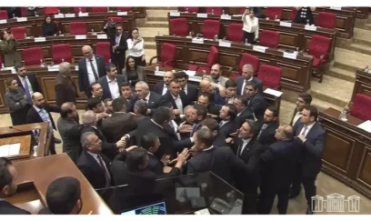 Ermənistan parlamentində deputatlar əlbəyaxa oldu