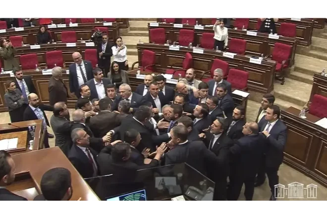 Ermənistan parlamentində deputatlar əlbəyaxa oldu