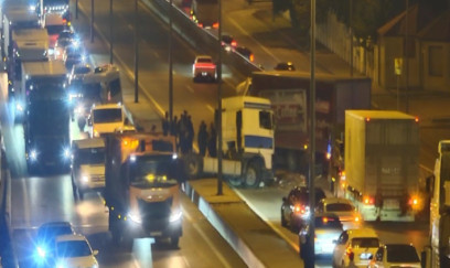 Bakıda yük avtomobili qəza törədib, yolda hərəkət məhdudlaşdırılıb