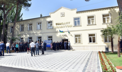 İcra nümayəndəsi bələdiyyə sədrinin başına butulka çırpdı