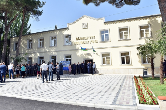 İcra nümayəndəsi bələdiyyə sədrinin başına butulka çırpdı