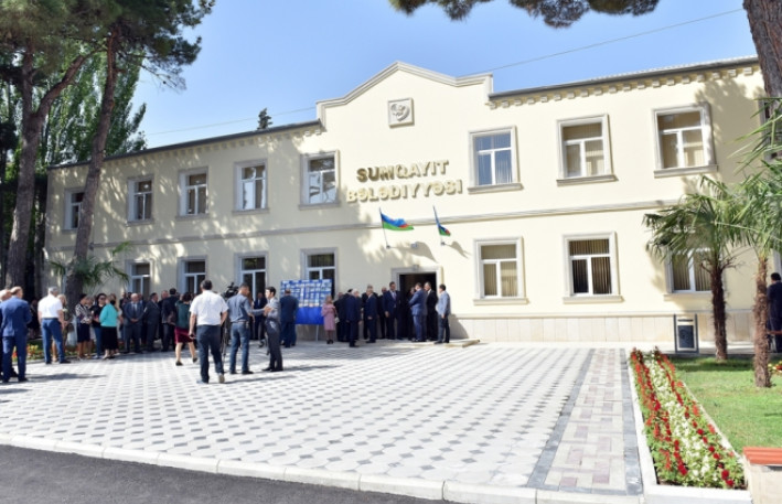 İcra nümayəndəsi bələdiyyə sədrinin başına butulka çırpdı