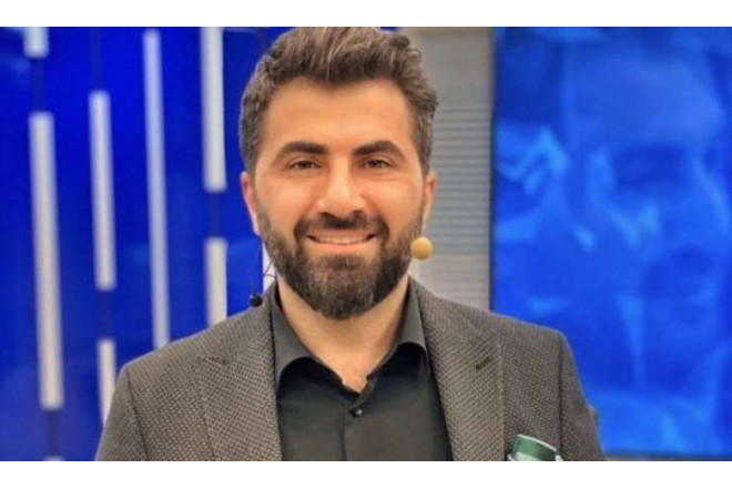 Aparıcı çantanı başına vuran müəllimini xatırladı - VİDEO