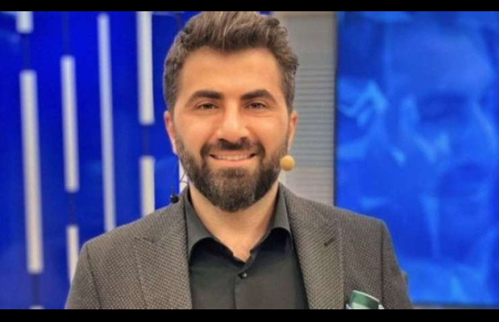 Aparıcı çantanı başına vuran müəllimini xatırladı - VİDEO